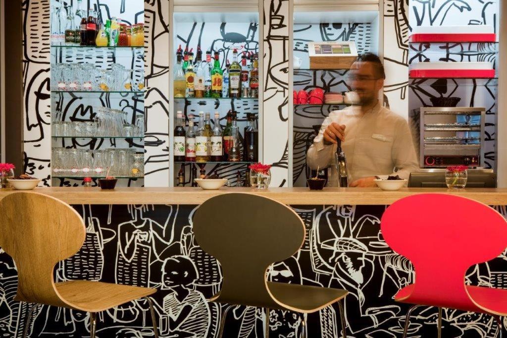 Ibis Paris Porte De Clichy Centre Exteriör bild